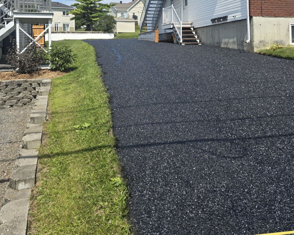 Scellant d'asphalte au bitume d'une entrée commerciale à Limoilou