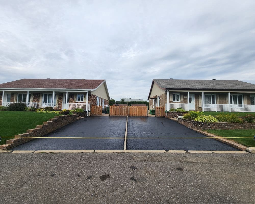 Entrée mitoyenne avec scellant d'asphalte à Québec