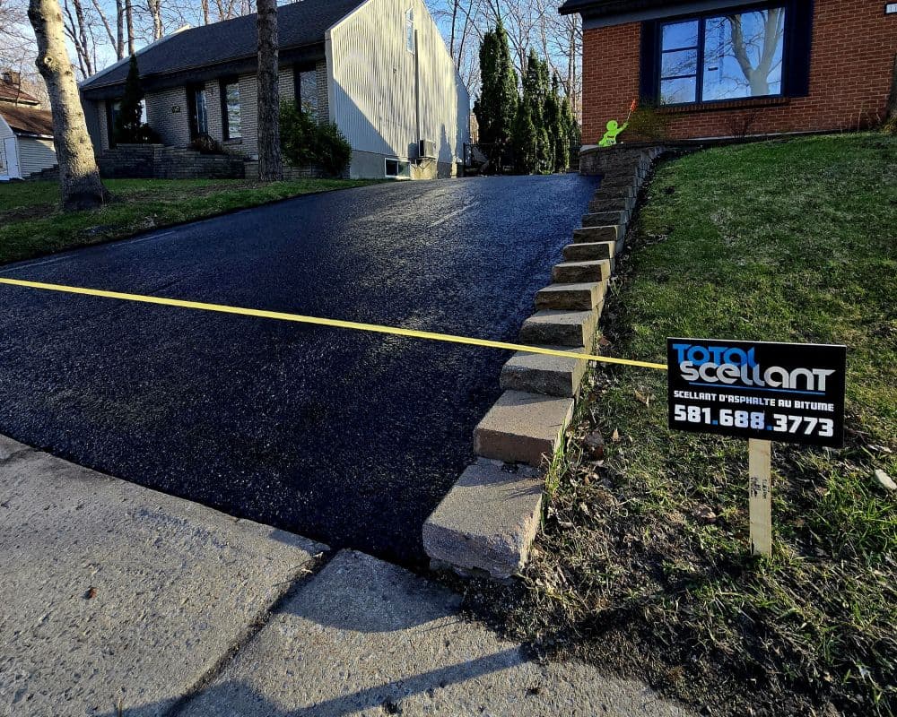 Entrée résidentielle scellée au bitume à Québec