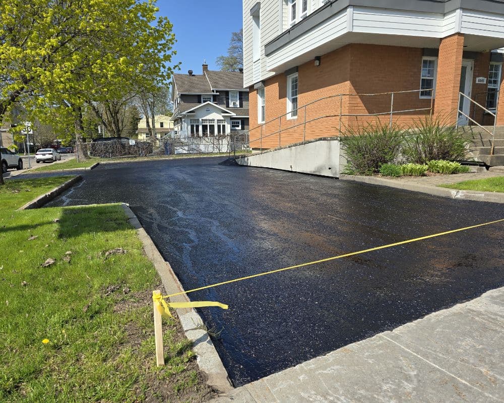 Entrée commerciale avec scellant d'asphalte et réparation de fissure à Charlesbourg