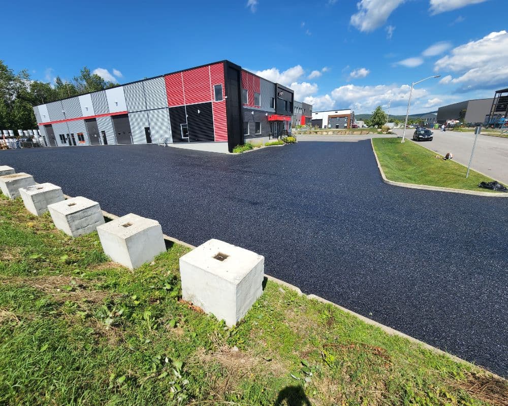Entrée commerciale avec scellant d'asphalte à St-Émile