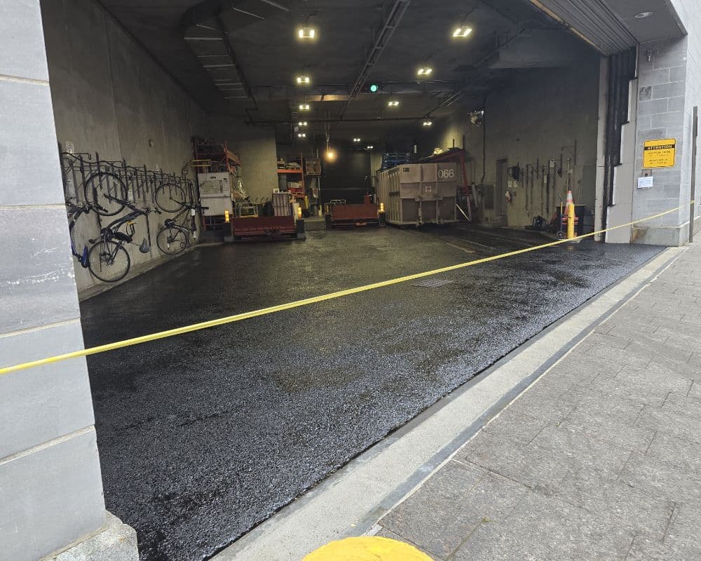 Entrée commerciale intérieur avec scellant d'asphalte au centre-ville de Québec