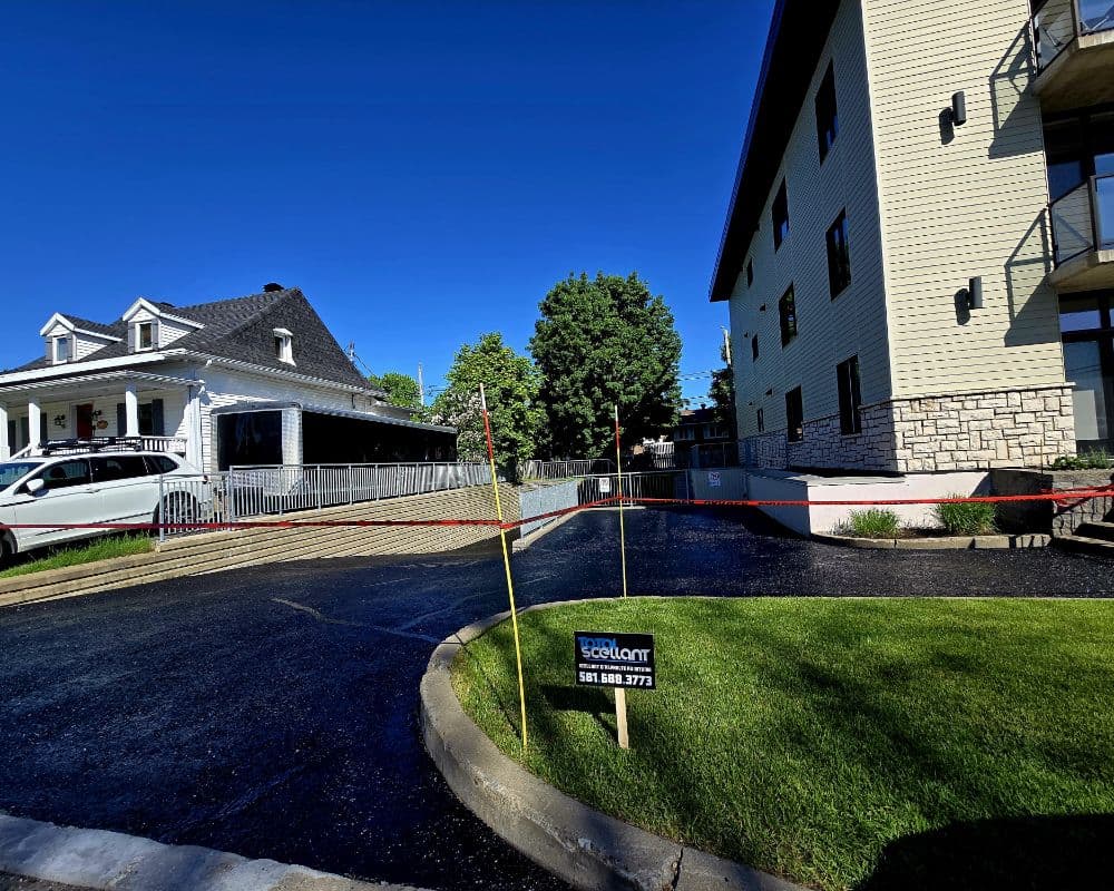 Entrée commerciale avec scellant d'asphalte et réparation de fissure à L'Ancienne-Lorette