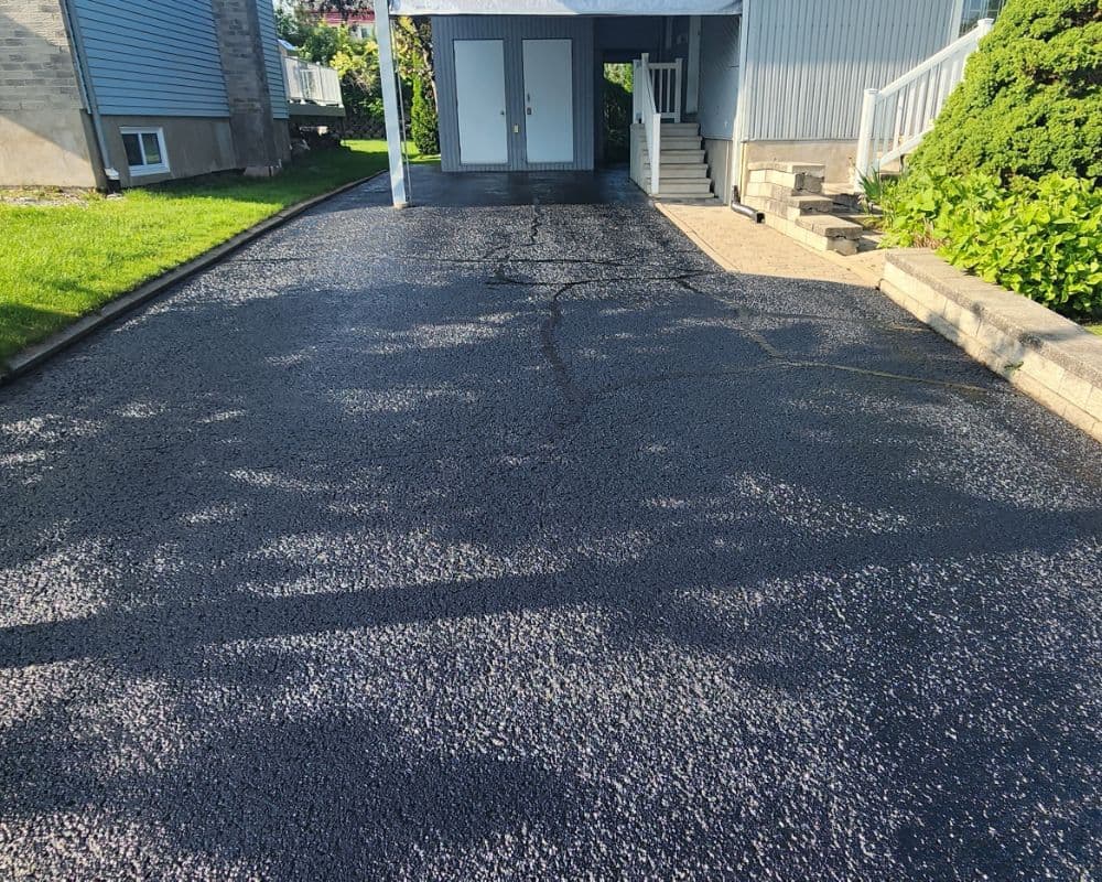 Entrée résidentielle avec scellant et réparation de fissure au Lac-Beauport