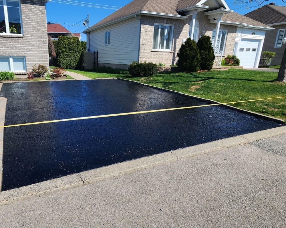 Scellant d'asphalte au bitume d'une entrée à St-Brigitte-de-Laval