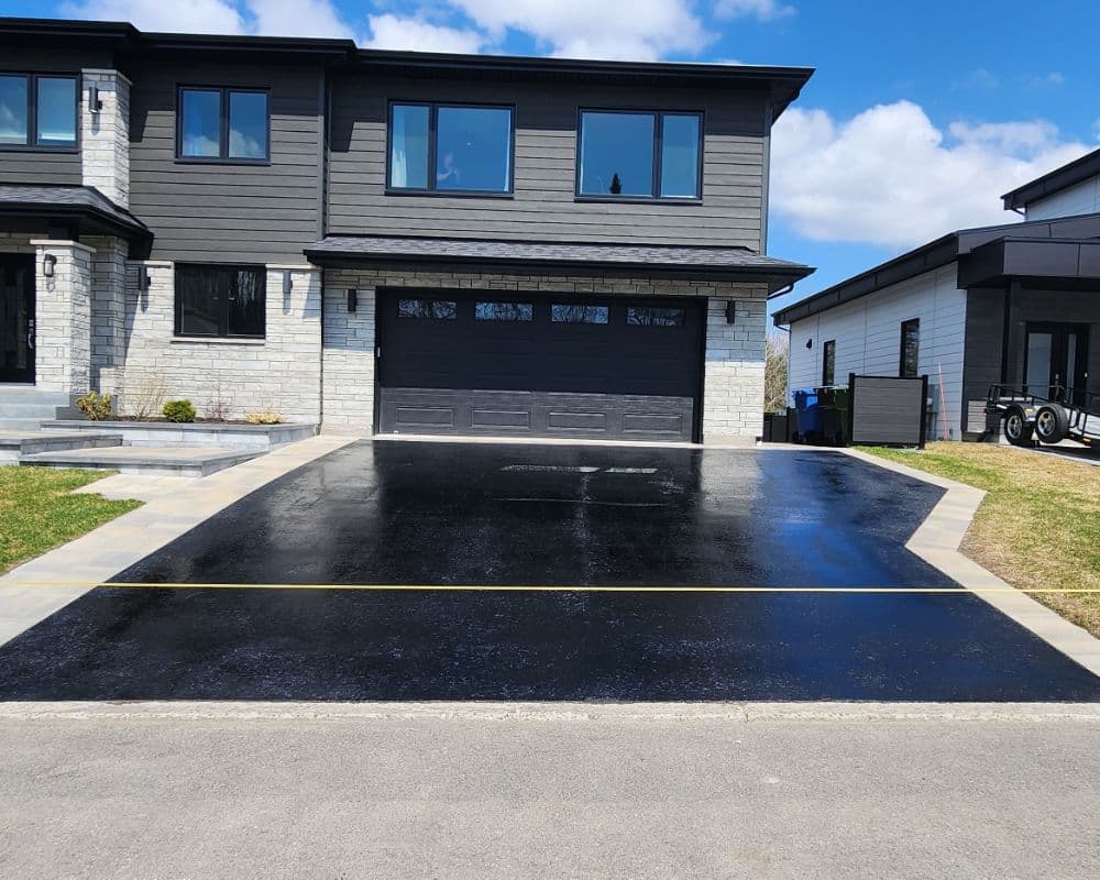 Entrée résidentielle neuve avec scellant d'asphalte à Charlesbourg